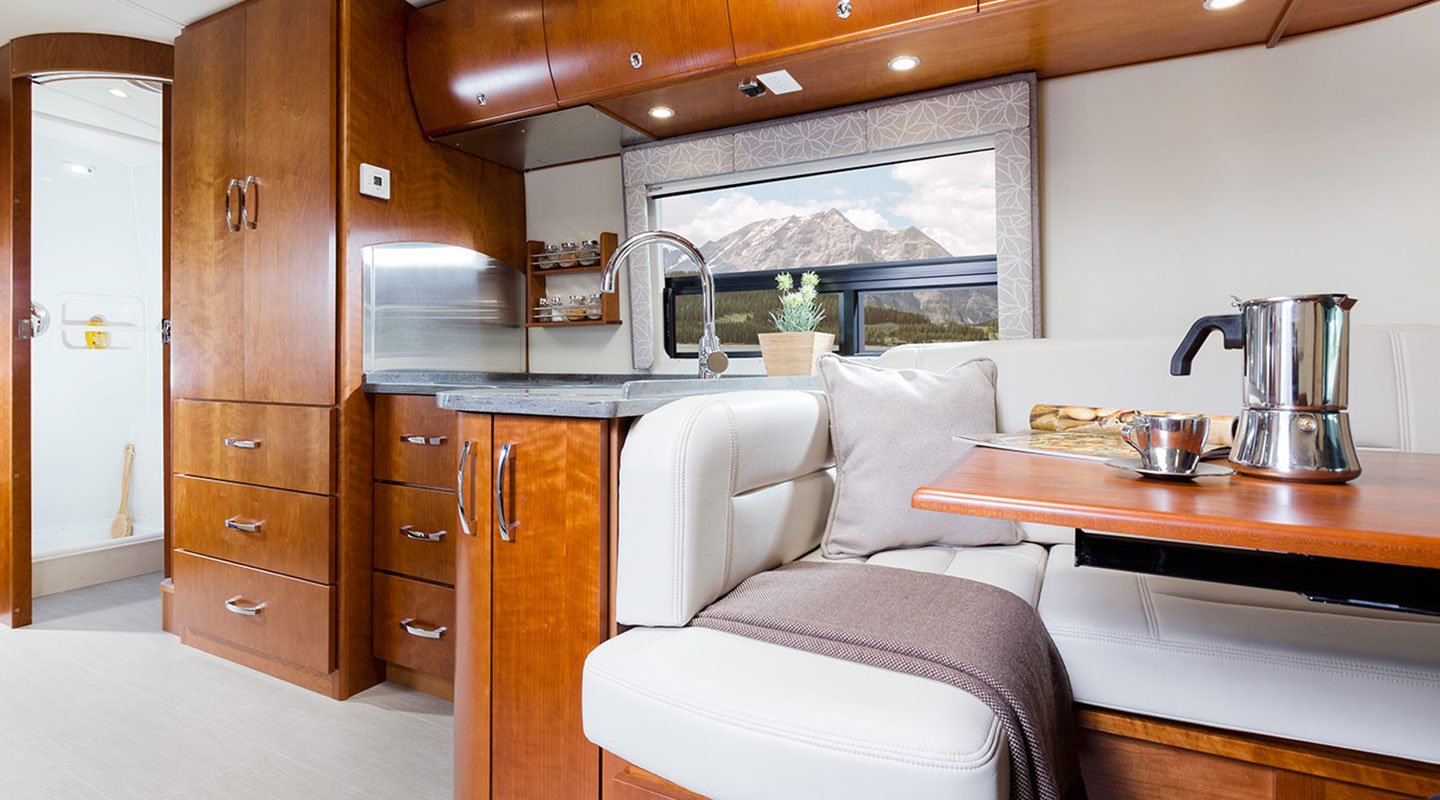 2016 Libero Chestnut Cherry Cabinetry & Reflections Décor.